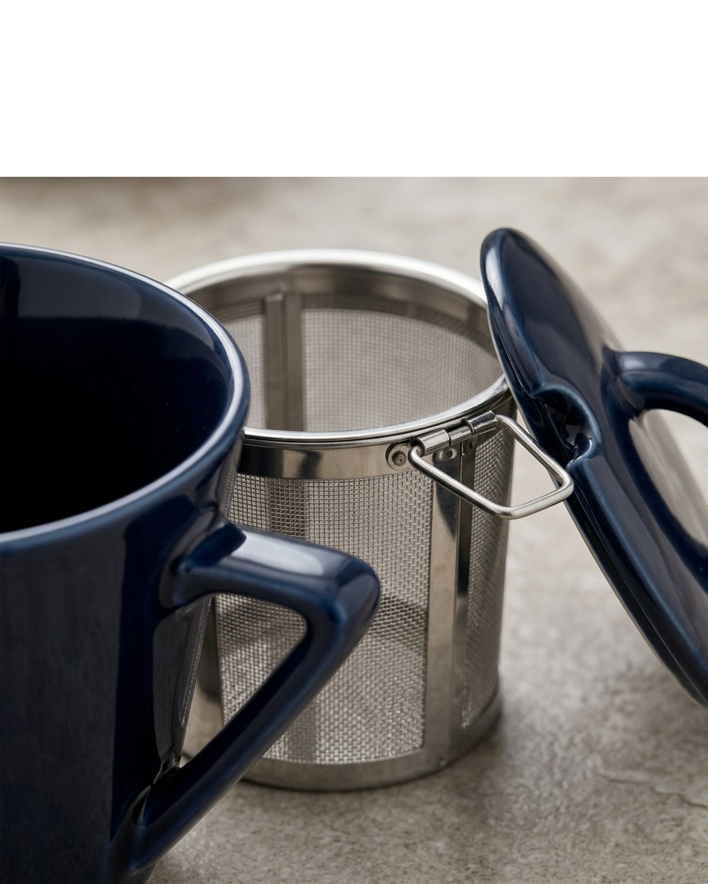 Zgmdw Tapered Ceramic Tea Cup with Mesh-Panel Infuser and Lid 11 oz Navy White - Detail view