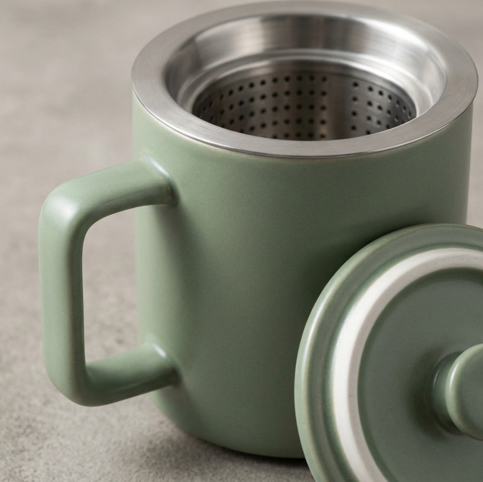 Zgmdw Alderwell Ceramic Tea Mug with Infuser and Lid 13 oz Sage - Detail view