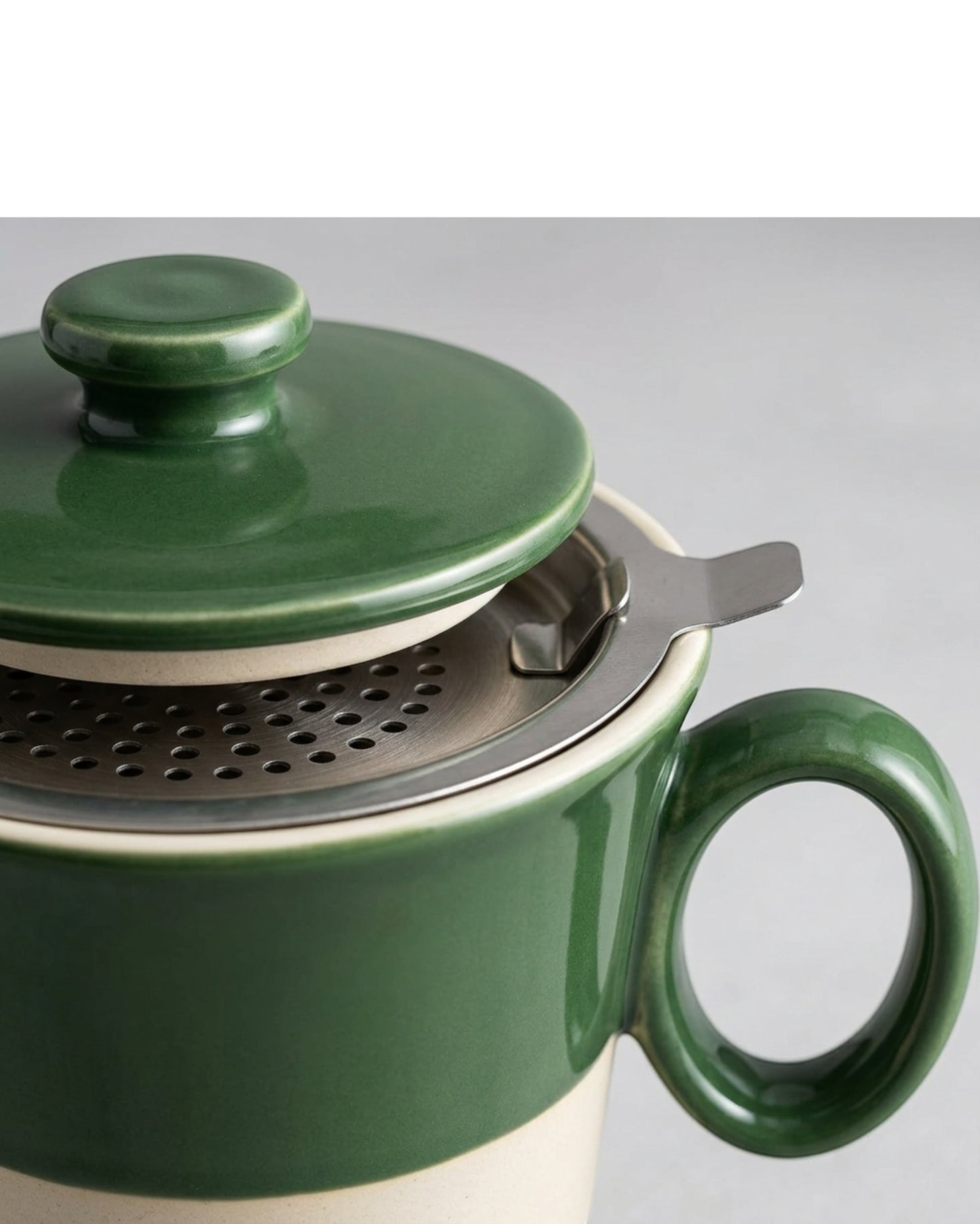 Zgmdw Flared Ceramic Tea Mug with Round-Hole Infuser and Lid 15 oz Forest Cream - Detail view