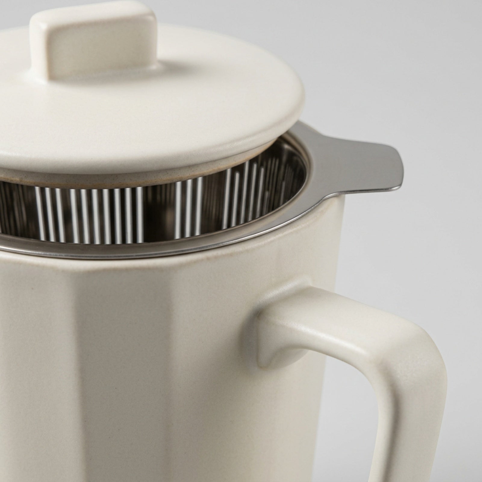 Zgmdw Hearthfold Ceramic Tea Mug with Infuser and Lid 12 oz Warm White - Detail view